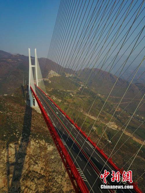 Ponte mais alta do mundo é inaugurada em Guizhou