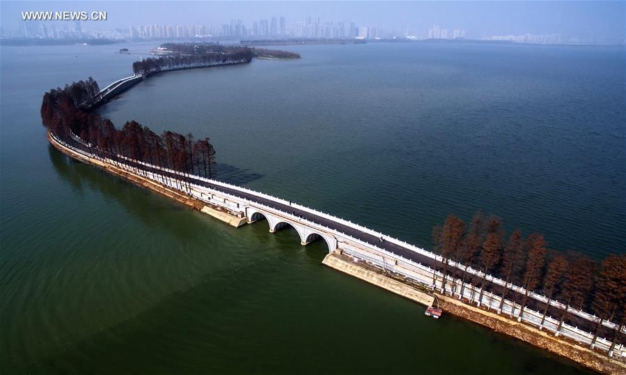 Caminhos verdes atravessam o Lago Donghu no centro da China