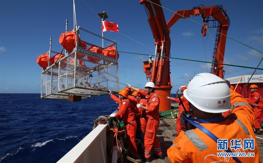 Submarinos chineses não tripulados descem a 10 mil metros