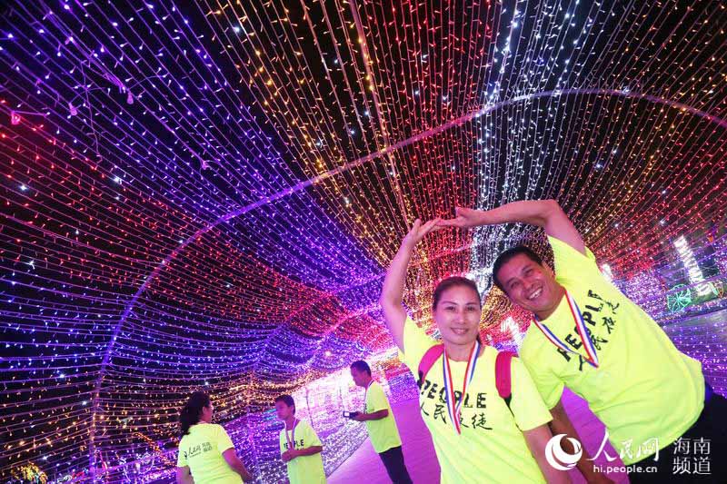 Diário do Povo Online organiza caminhada em comemoração do seu 20º aniversário em Hainan
