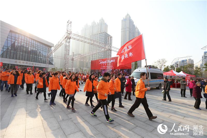 Diário do Povo Online organiza caminhada em comemoração do seu 20º aniversário em Hubei