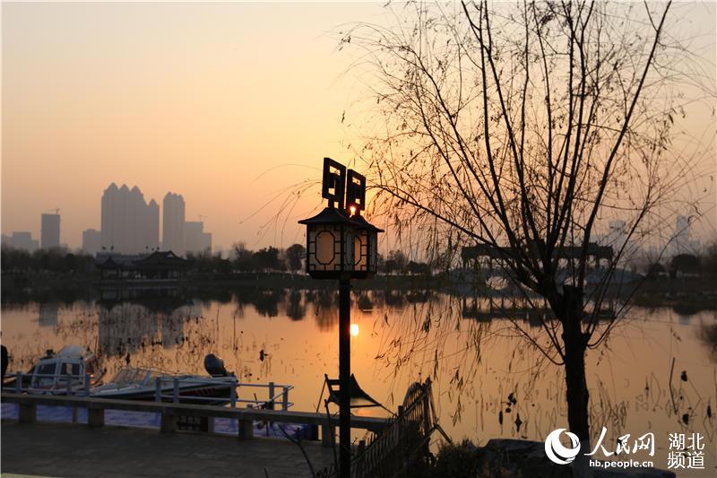 Diário do Povo Online organiza caminhada em comemoração do seu 20º aniversário em Hubei