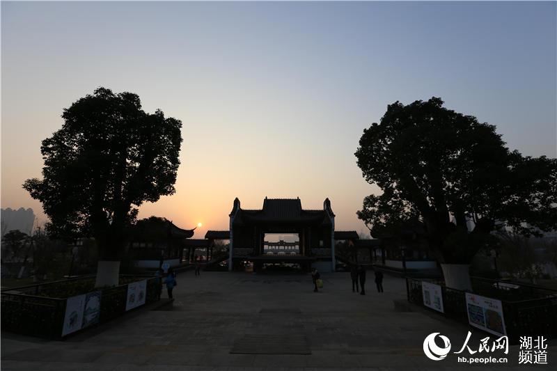 Diário do Povo Online organiza caminhada em comemoração do seu 20º aniversário em Hubei