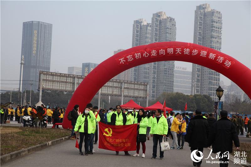 Diário do Povo Online organiza caminhada em comemoração do seu 20º aniversário em Hubei