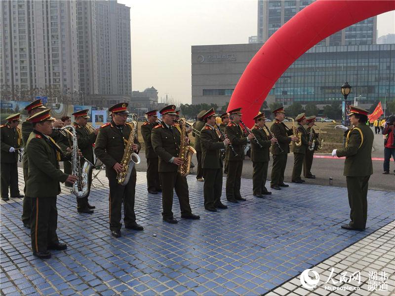 Diário do Povo Online organiza caminhada em comemoração do seu 20º aniversário em Hubei