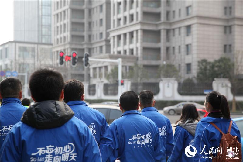 Diário do Povo Online organiza caminhada em comemoração do seu 20º aniversário em Hubei