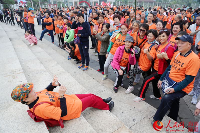 Diário do Povo Online organiza caminhada em comemoração do seu 20º aniversário em Hainan