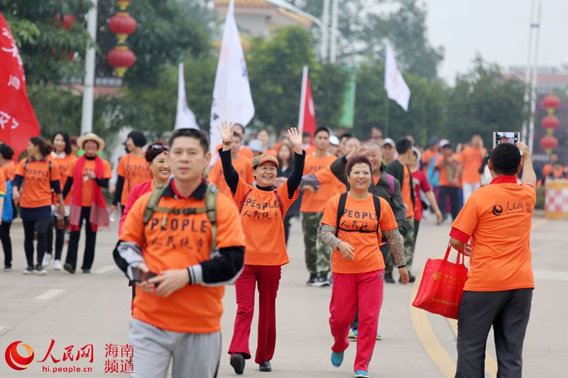 Diário do Povo Online organiza caminhada em comemoração do seu 20º aniversário em Hainan