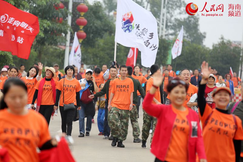 Diário do Povo Online organiza caminhada em comemoração do seu 20º aniversário em Hainan