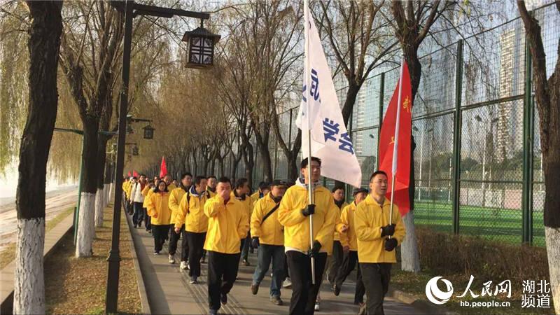 Diário do Povo Online organiza caminhada em comemoração do seu 20º aniversário em Hubei