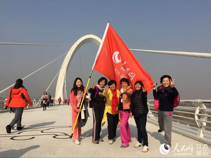 Diário do Povo Online organiza caminhada em comemoração do seu 20º aniversário em Jiangsu