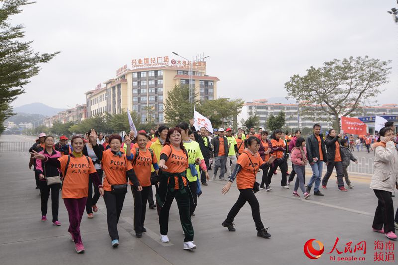 Diário do Povo Online organiza caminhada em comemoração do seu 20º aniversário em Hainan