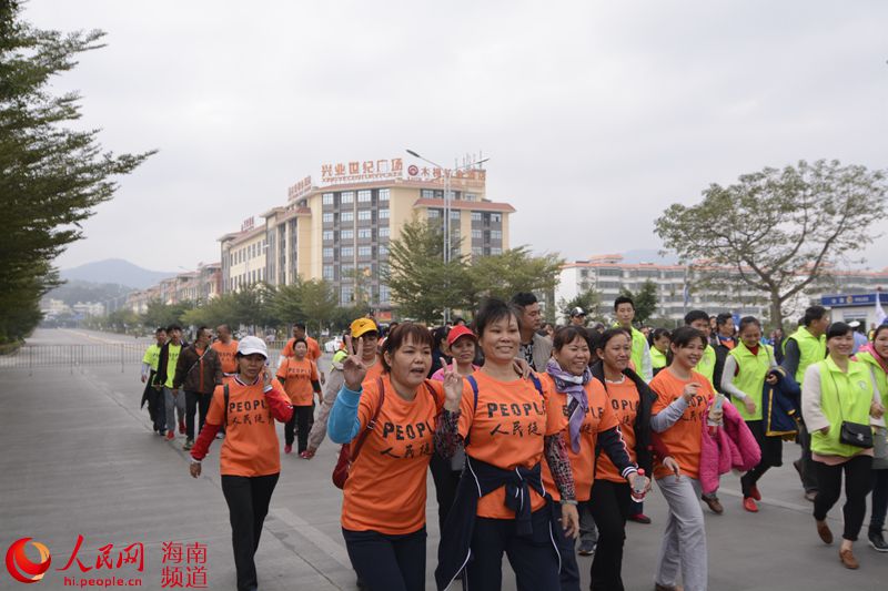 Diário do Povo Online organiza caminhada em comemoração do seu 20º aniversário em Hainan