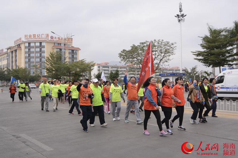 Diário do Povo Online organiza caminhada em comemoração do seu 20º aniversário em Hainan