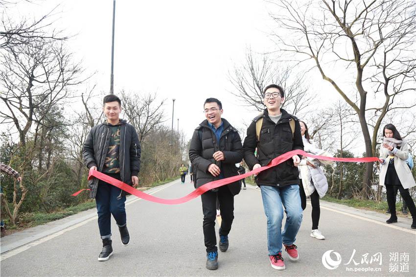 Diário do Povo Online organiza caminhada em comemoração do seu 20º aniversário em Changsha