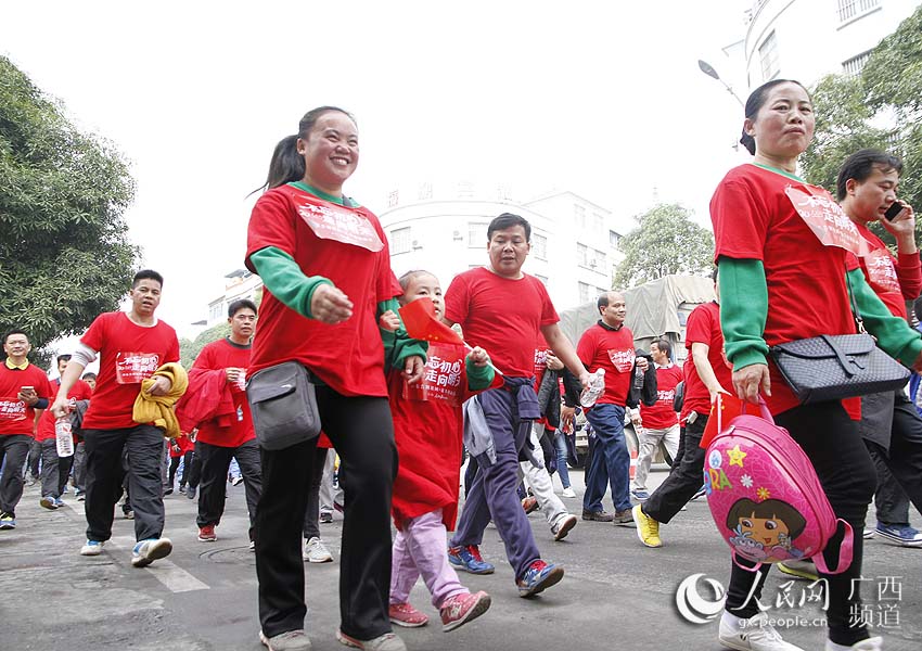 Diário do Povo Online organiza caminhada em comemoração do seu 20º aniversário em Tiandong