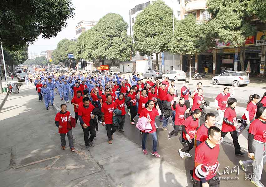 Diário do Povo Online organiza caminhada em comemoração do seu 20º aniversário em Tiandong
