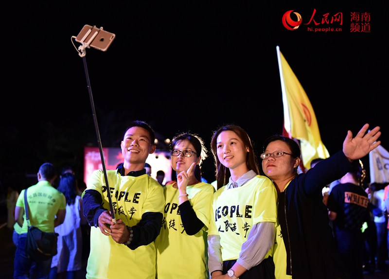 Diário do Povo Online organiza caminhada em comemoração do seu 20º aniversário em Sanya