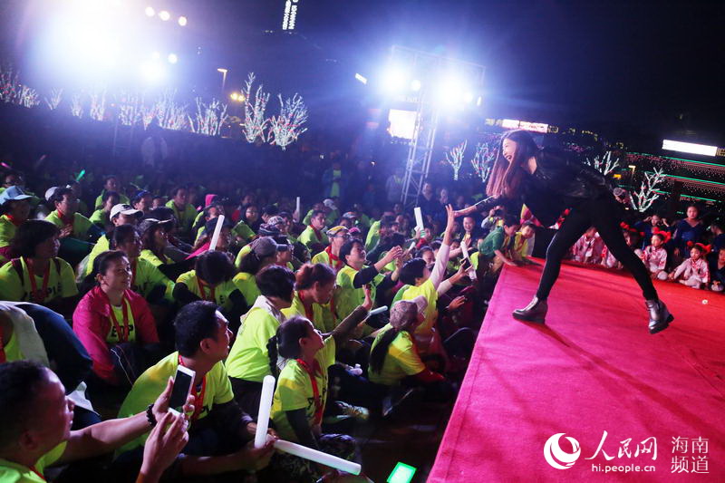 Diário do Povo Online organiza caminhada em comemoração do seu 20º aniversário em Haikou