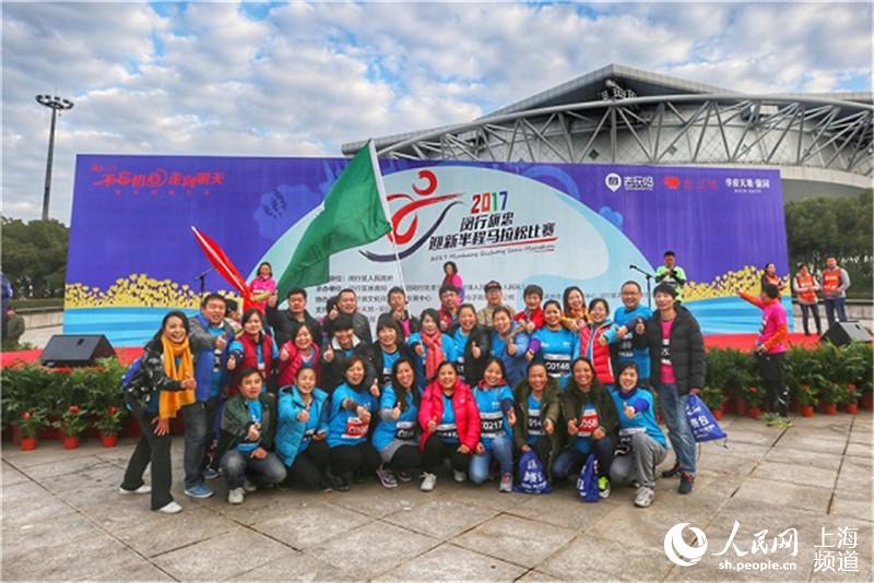 Diário do Povo Online organiza caminhada em comemoração do seu 20º aniversário em Shanghai