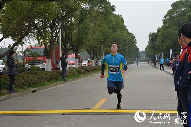 Diário do Povo Online organiza caminhada em comemoração do seu 20º aniversário em Shanghai