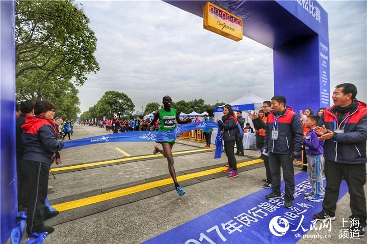 Diário do Povo Online organiza caminhada em comemoração do seu 20º aniversário em Shanghai
