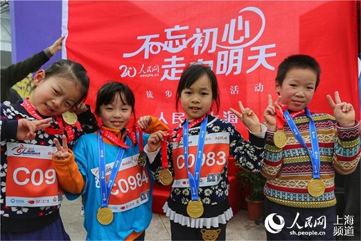 Diário do Povo Online organiza caminhada em comemoração do seu 20º aniversário em Shanghai