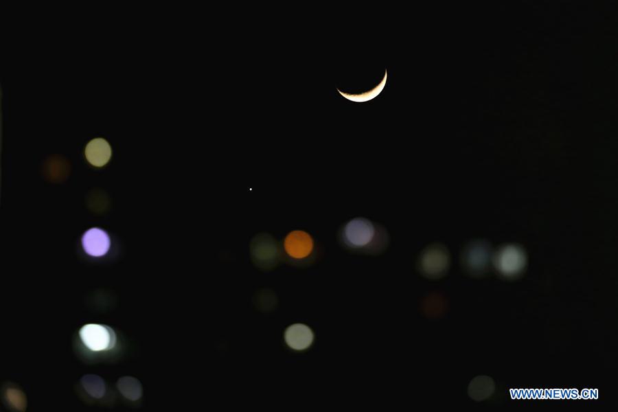 Lua crescente e Vénus avistados no céu da China