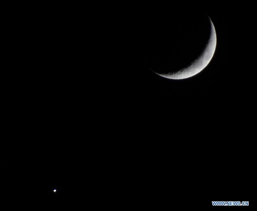 Lua crescente e Vénus avistados no céu da China