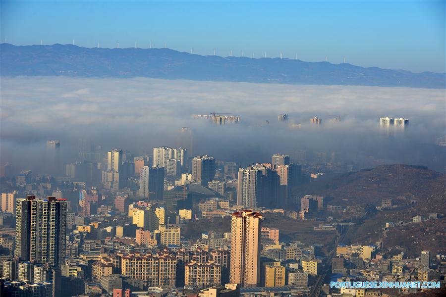 Condado de Weining no sudoeste da China amanhece coberta por nevoeiro