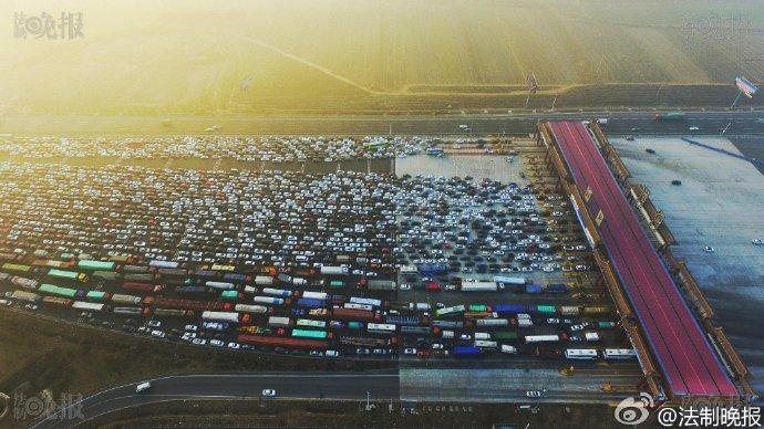 Vista aérea: Encerramento de várias autoestradas devido ao smog