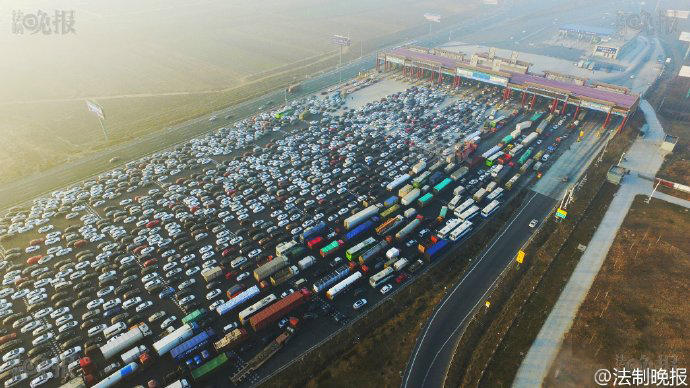 Vista aérea: Encerramento de várias autoestradas devido ao smog