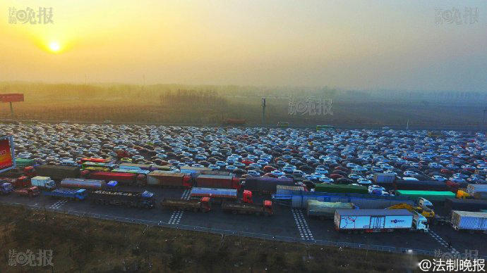 Vista aérea: Encerramento de várias autoestradas devido ao smog