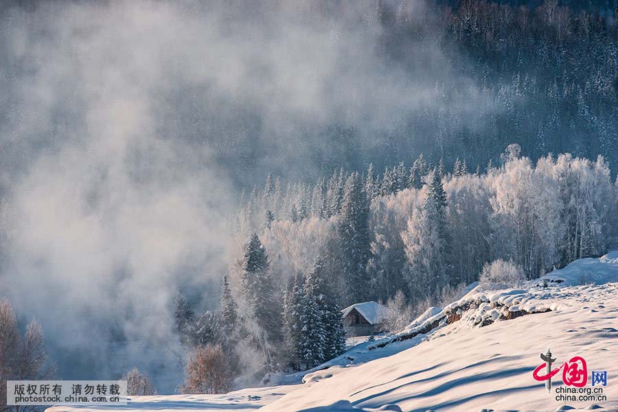 Paisagem de inverno na vila da etnia Tuva em Xinjiang