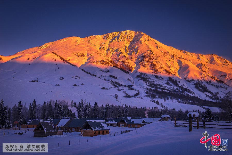 Paisagem de inverno na vila da etnia Tuva em Xinjiang