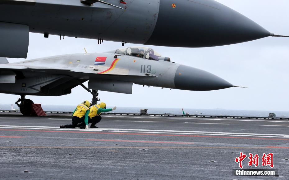 Porta-aviões Liaoning realiza exercício no Mar do Sul da China