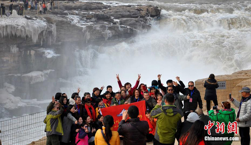 Cachoeira Hukou congela e atrai milhares de visitantes