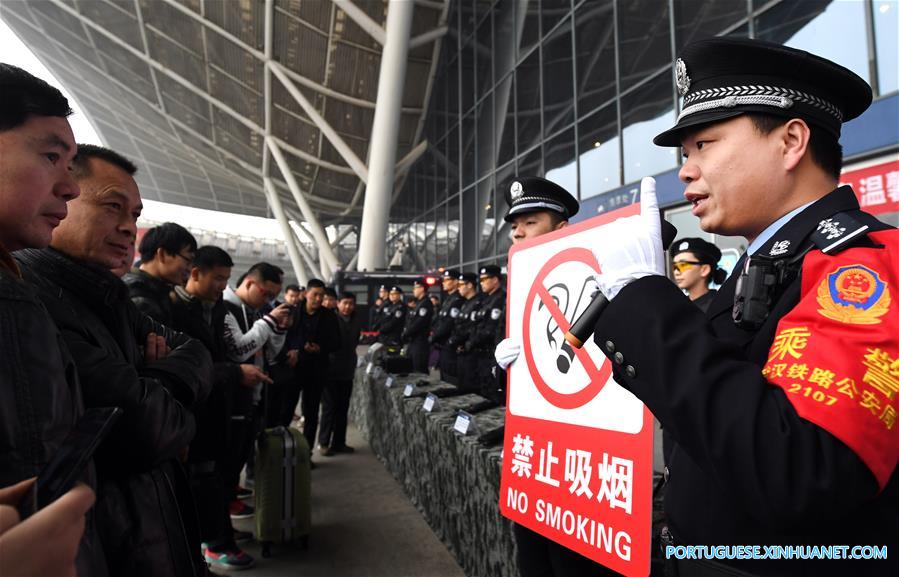 Polícia ferroviária de Wuhan realiza evento sobre normas de segurança