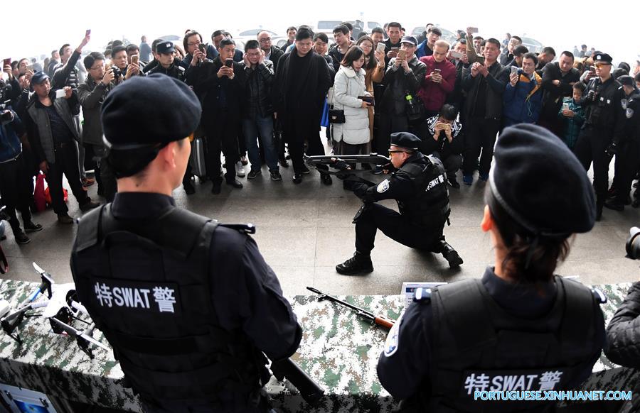 Polícia ferroviária de Wuhan realiza evento sobre normas de segurança