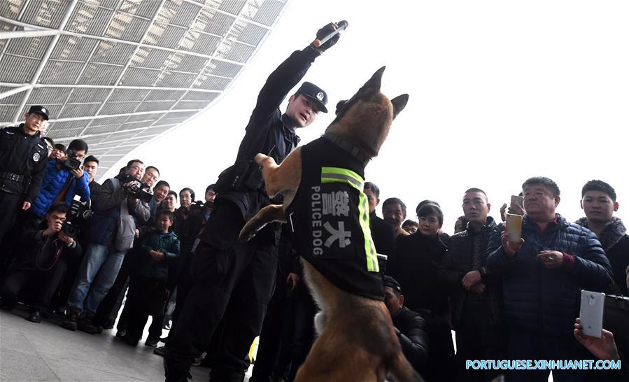 Polícia ferroviária de Wuhan realiza evento sobre normas de segurança