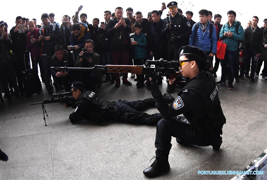 Polícia ferroviária de Wuhan realiza evento sobre normas de segurança