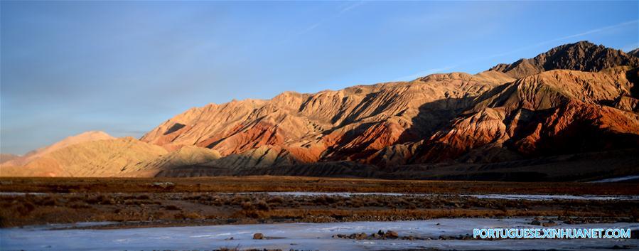 Paisagem de revelo de Danxia em Qinghai, noroeste da China