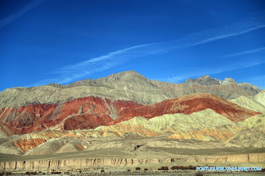 Paisagem de revelo de Danxia em Qinghai, noroeste da China