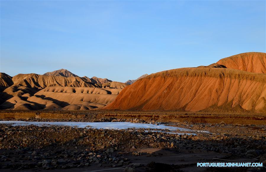 Paisagem de revelo de Danxia em Qinghai, noroeste da China