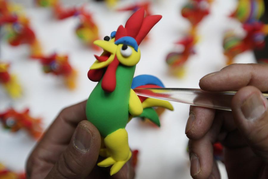 ‘Galos’ de plasticina saúdam o Ano Novo Chinês