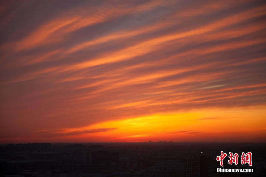 Sol volta a despontar em Beijing após período de poluição intensa