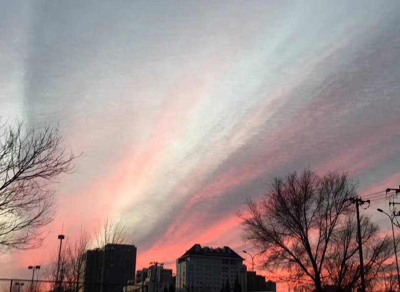 Sol volta a despontar em Beijing após período de poluição intensa