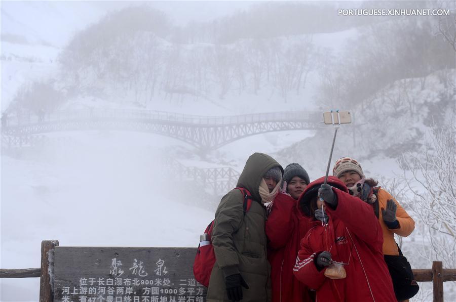 Turistas apreciam a paisagem de neve na montanha Changbai, no nordeste da China