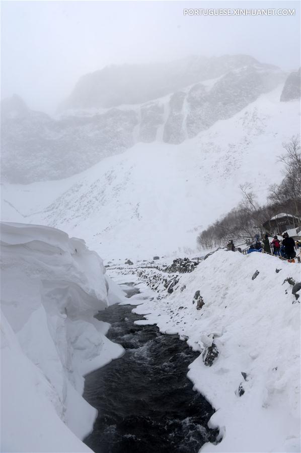 Turistas apreciam a paisagem de neve na montanha Changbai, no nordeste da China