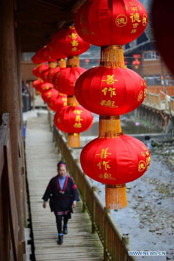 Jianhe decorada com lanternas vermelhas para receber Festival da Primavera